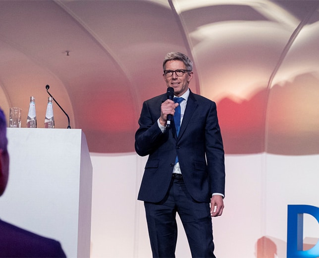 Rechtsanwalt Dr. Dirk Brückner von GSK Stockmann bei einem Vortrag